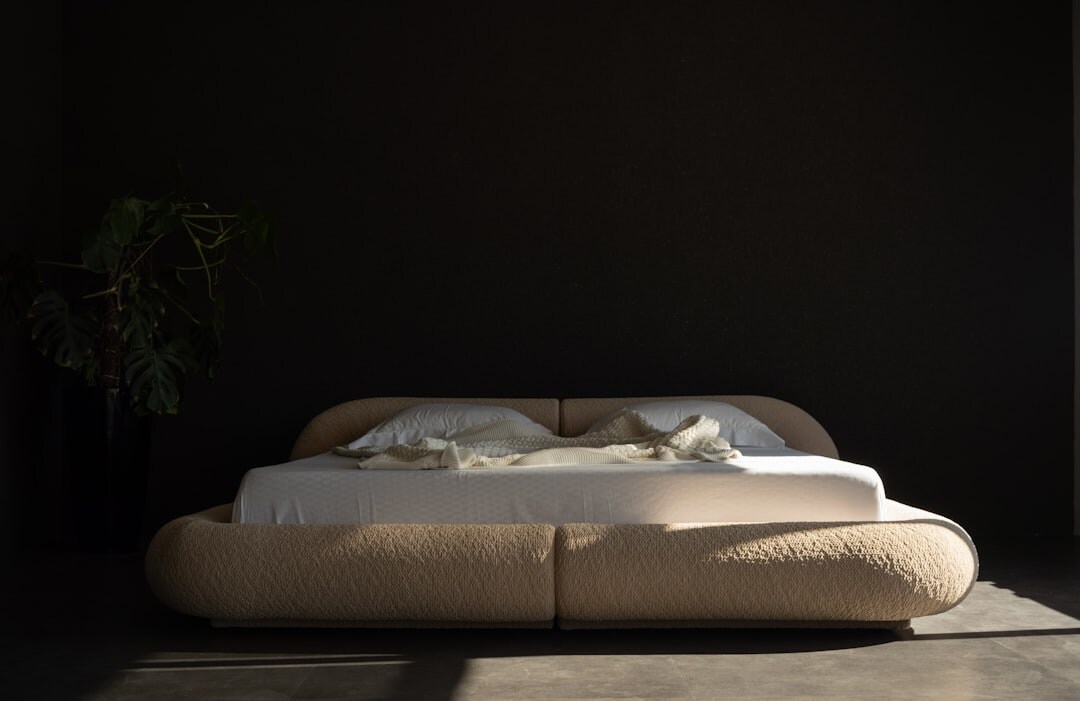 minimalist luxury bedroom